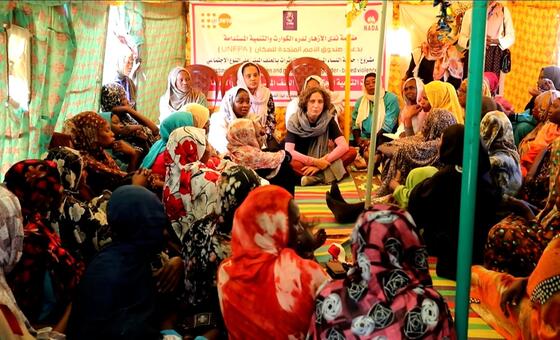 فابريزيا فالسيوني، ممثلة صندوق الأمم المتحدة للسكان في السودان (في الوسط)، تلتقي بالنازحات في مساحة آمنة في مخيم قوز السلام، ولاية النيل الأبيض، السودان.